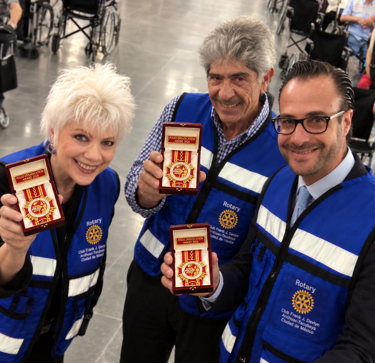 Tres participantes rotarios presentan el galardón